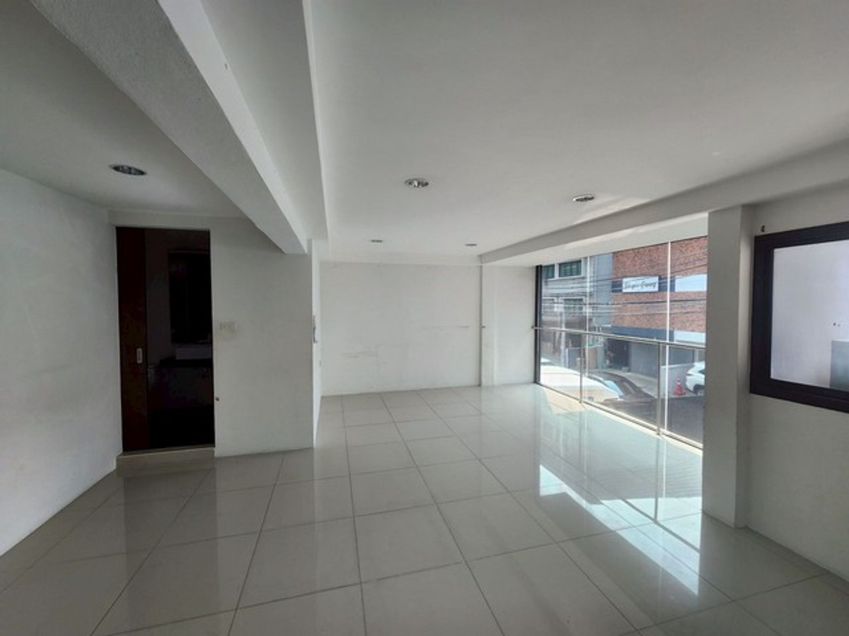 For RentTownhomeSukhumvit, Asoke, Thonglor : HR3255 Home Office for rent, 3 floors, in the heart of Sukhumvit 26, near BTS Phrom Phong, potential location, connecting Sukhumvit-Rama 4.