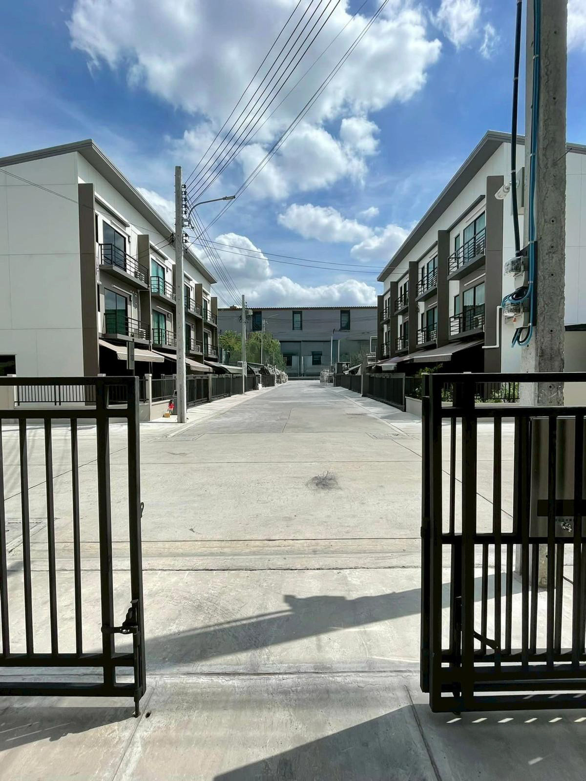 ขายทาวน์โฮมอ่อนนุช อุดมสุข : BEST DEAL! หน้าบ้านไม่ชนใคร ใหม่พร้อมอยู่ 💥 บ้านกลางเมือง ศรีนครินทร์ - อ่อนนุช / 3 ห้องนอน (ขาย), Baan Klang Muang Srinakarin - Onnut / 3 Bedrooms (FOR SALE) FON269