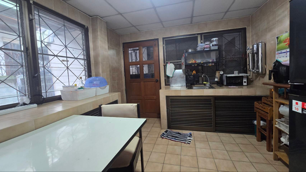 ขายบ้านนวมินทร์ รามอินทรา : ขายบ้านเดี่ยว 2 ชั้น หมู่บ้านแมกไม้ รามอินทรา ใกล้ซอยรามอินทรา 103/3 เขตคันนายาว เนื้อที่ 50 ตารางวา ฟังก์ชันภายในบ้าน 3 ห้องนอน 2 ห้องน้ำ 1 ห้องครัว 1 ห้องอเนกประสงค์ จอดรถได้ 2 คัน