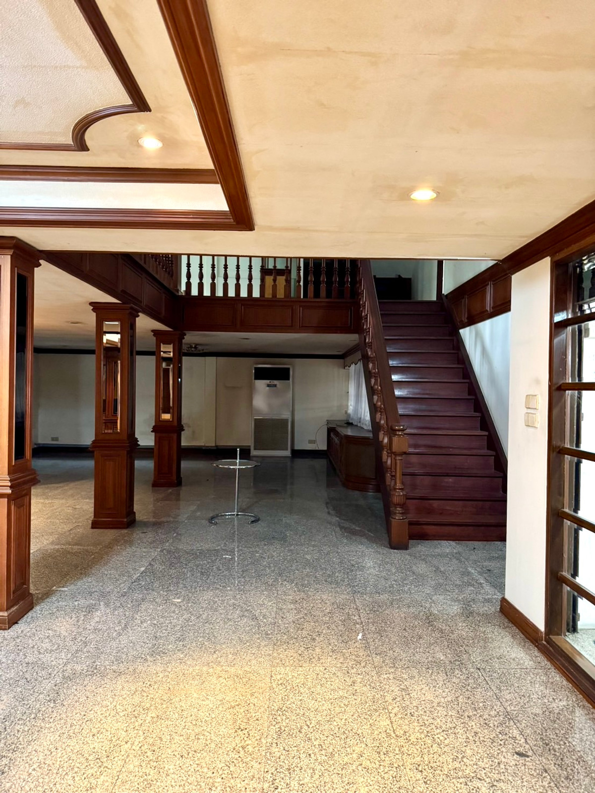 ให้เช่าทาวน์โฮมสุขุมวิท อโศก ทองหล่อ : Townhome Sukhumvit 39 900m from BTS Prompong: 4+1 Fl 50 sqwah 800sqm. 8.5rooms 7 bath 250,000/mth Am: 0656199198