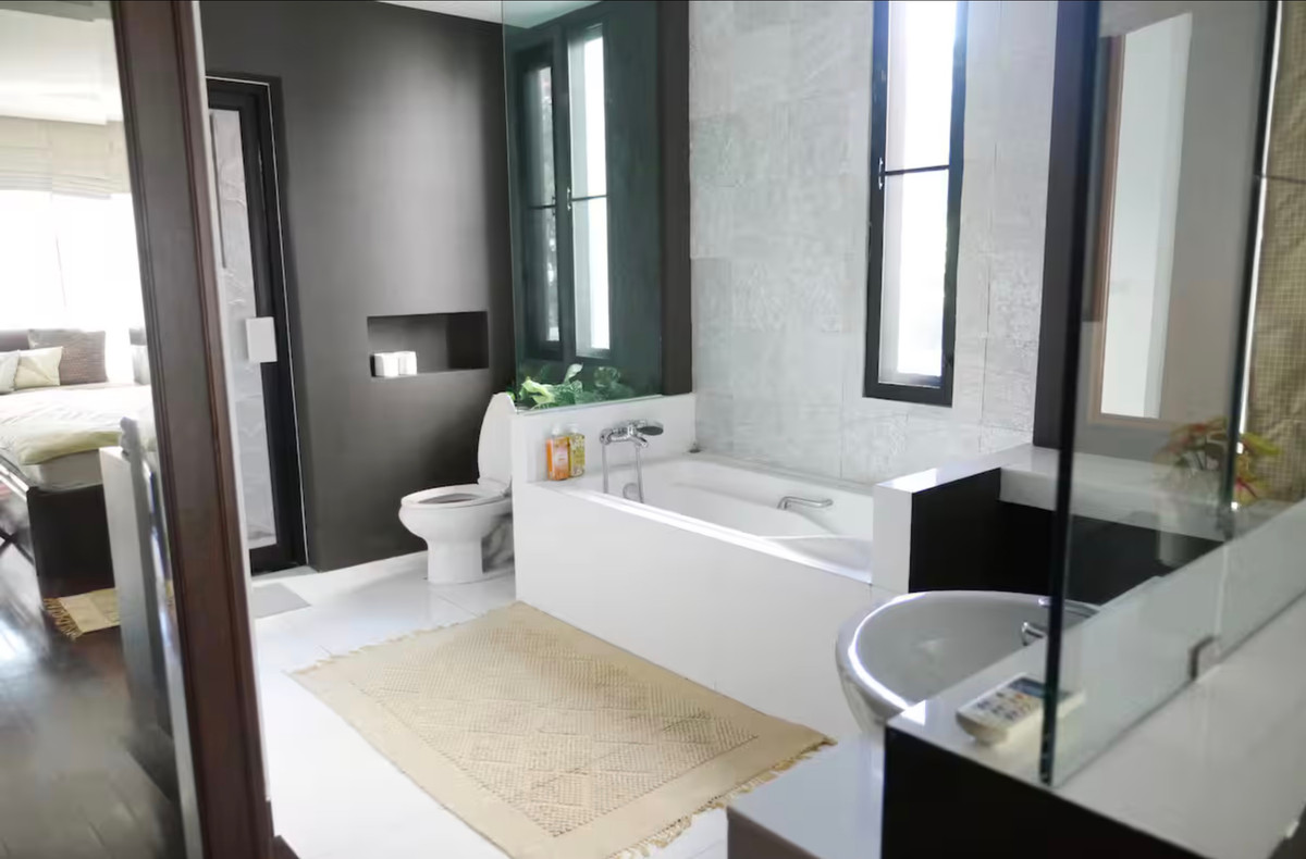 For RentHouseSukhumvit, Asoke, Thonglor : House wz private swiming pool in Thonglor Sukhumvit, only 800 meters to BTS Thonglor station