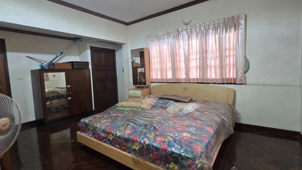 ขายบ้านนวมินทร์ รามอินทรา : ขายบ้านเดี่ยว 2 ชั้น หมู่บ้านแมกไม้ รามอินทรา ใกล้ซอยรามอินทรา 103/3 เขตคันนายาว เนื้อที่ 50 ตารางวา ฟังก์ชันภายในบ้าน 3 ห้องนอน 2 ห้องน้ำ 1 ห้องครัว 1 ห้องอเนกประสงค์ จอดรถได้ 2 คัน