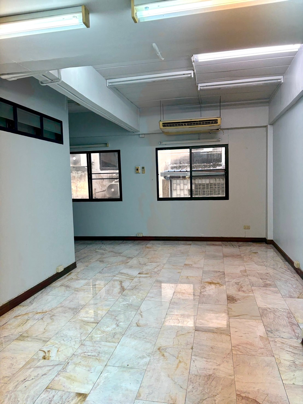 ให้เช่าทาวน์โฮมสุขุมวิท อโศก ทองหล่อ : Townhome Thonglor soi 7 950m from BTS Thonglor: 4Fl 36sqwah 450sqm. 6bed 4bath 250,000/mth. Am: 0656199198