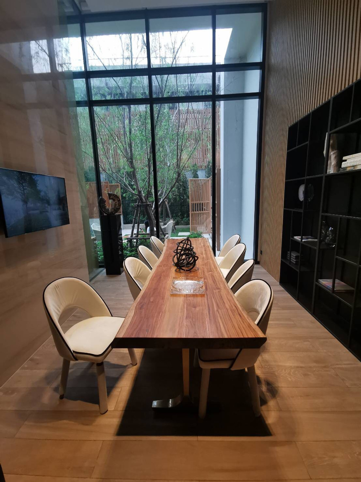 ให้เช่าคอนโดสุขุมวิท อโศก ทองหล่อ : ✨ สัมผัสประสบการณ์การอยู่อาศัยระดับพรีเมียม ใจกลางเอกมัย ในคอนโด Pet-Friendly สุดหรู นิยามใหม่ของความเรียบหรูสไตล์โมเดิร์นเจแปนนิส ที่ตอบโจทย์ความเป็นส่วนตัวสูงสุด