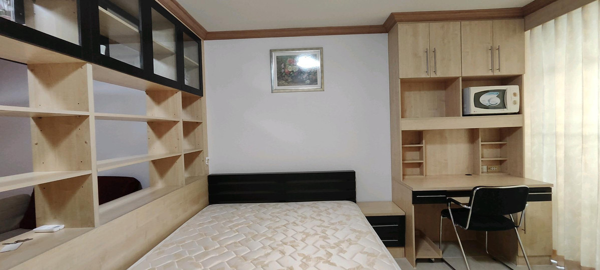 For RentCondoRatchadapisek, Huaikwang, Suttisan : Condo for rent, Ratchada Soi 18, spacious room with balcony, very good location, Soi Ratchada 18, near Central Rama 9, MRT Huai Khwang!