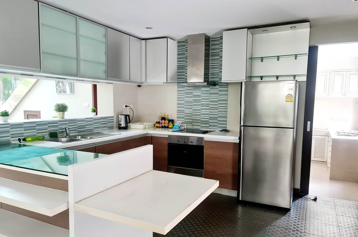 For RentHouseSukhumvit, Asoke, Thonglor : House wz private swiming pool in Thonglor Sukhumvit, only 800 meters to BTS Thonglor station