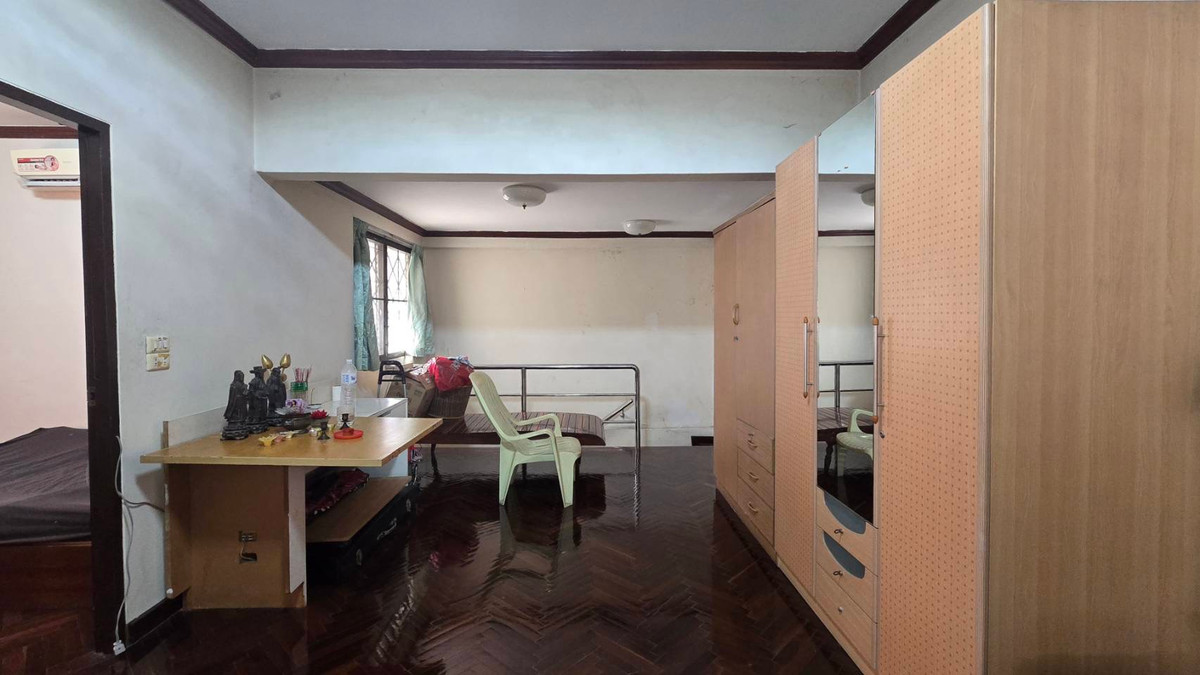 ขายบ้านนวมินทร์ รามอินทรา : ขายบ้านเดี่ยว 2 ชั้น หมู่บ้านแมกไม้ รามอินทรา ใกล้ซอยรามอินทรา 103/3 เขตคันนายาว เนื้อที่ 50 ตารางวา ฟังก์ชันภายในบ้าน 3 ห้องนอน 2 ห้องน้ำ 1 ห้องครัว 1 ห้องอเนกประสงค์ จอดรถได้ 2 คัน