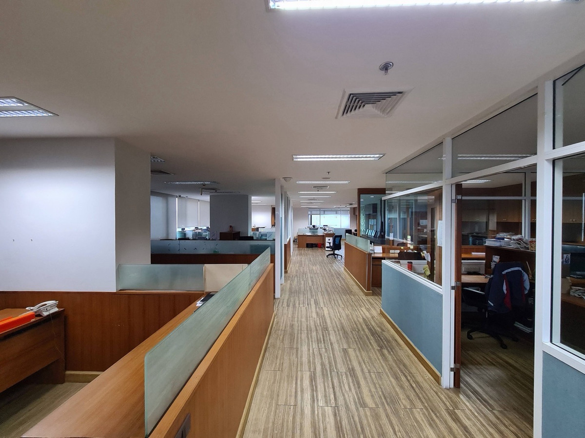 ให้เช่าสำนักงานสุขุมวิท อโศก ทองหล่อ : ให้เช่าพื้นที่สำนักงาน SSP Tower 1 ขนาด 420 ตร.ม ทำเลเอกมัย เขตวัฒนา ใกล้ BTS เอกมัย เหมาะสำหรับสำนักงาน
