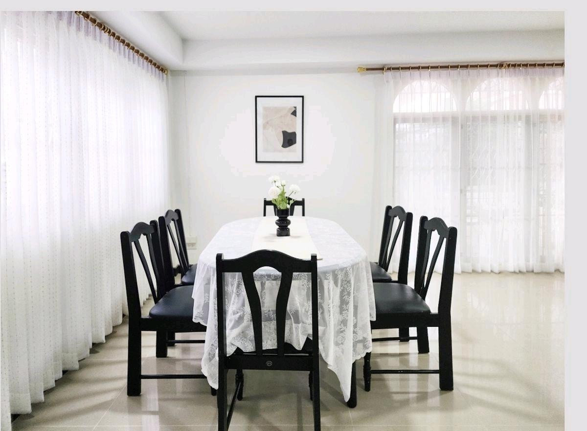 For RentHouseRatchadapisek, Huaikwang, Suttisan : Renovated 2-Storey House for Rent in Huai Khwang, 5 Bedrooms, 400 sq.m usable area on 70 sq.w land, suitable for residential or Airbnb business, close to night market and local amenities