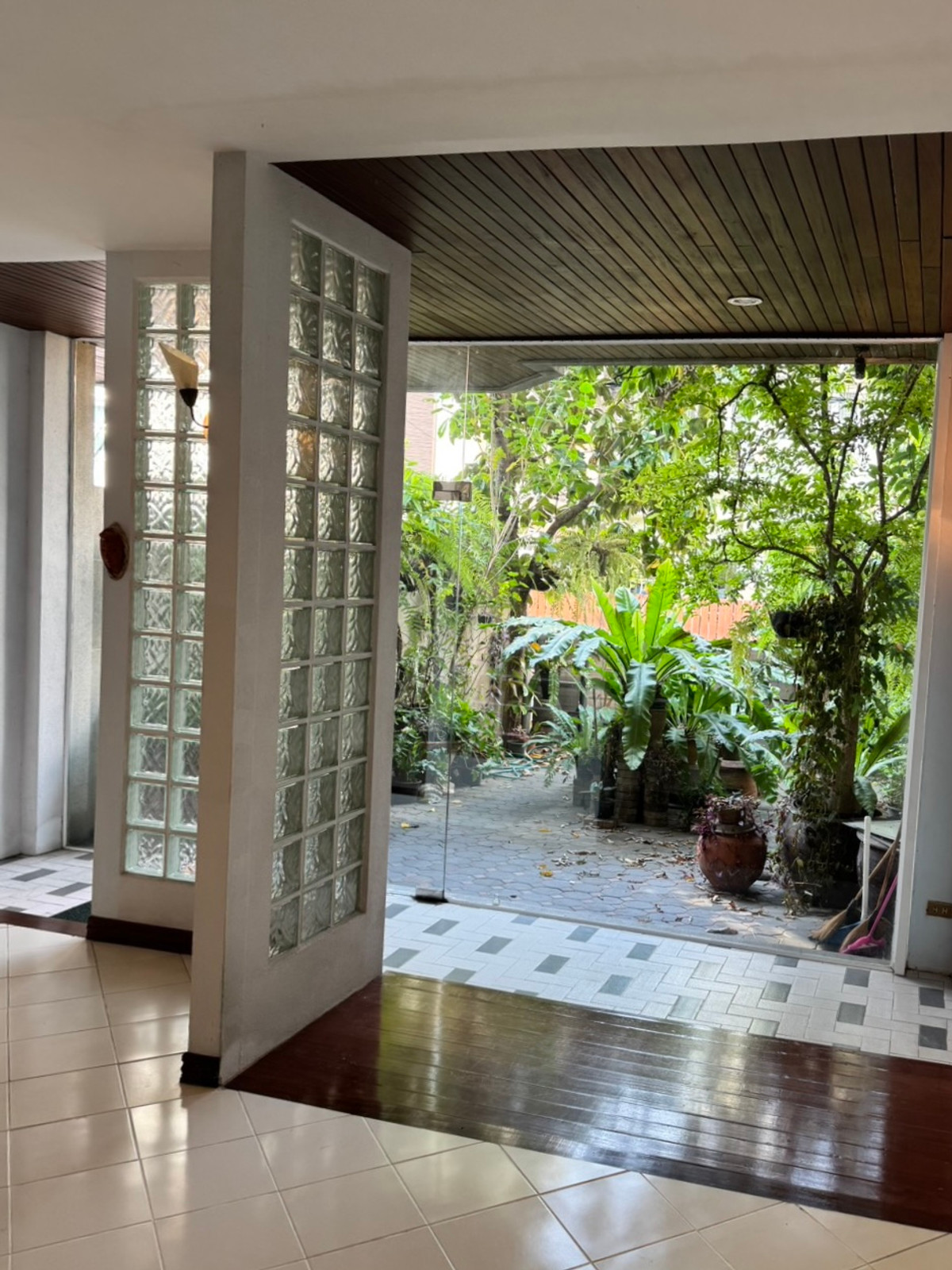 For RentTownhomeSukhumvit, Asoke, Thonglor : For rent, 4-story townhome, Thonglor Soi 7, usable area approximately 400 sq m. • Land 36 square wah • 6 bedrooms / office room • 4 bathrooms