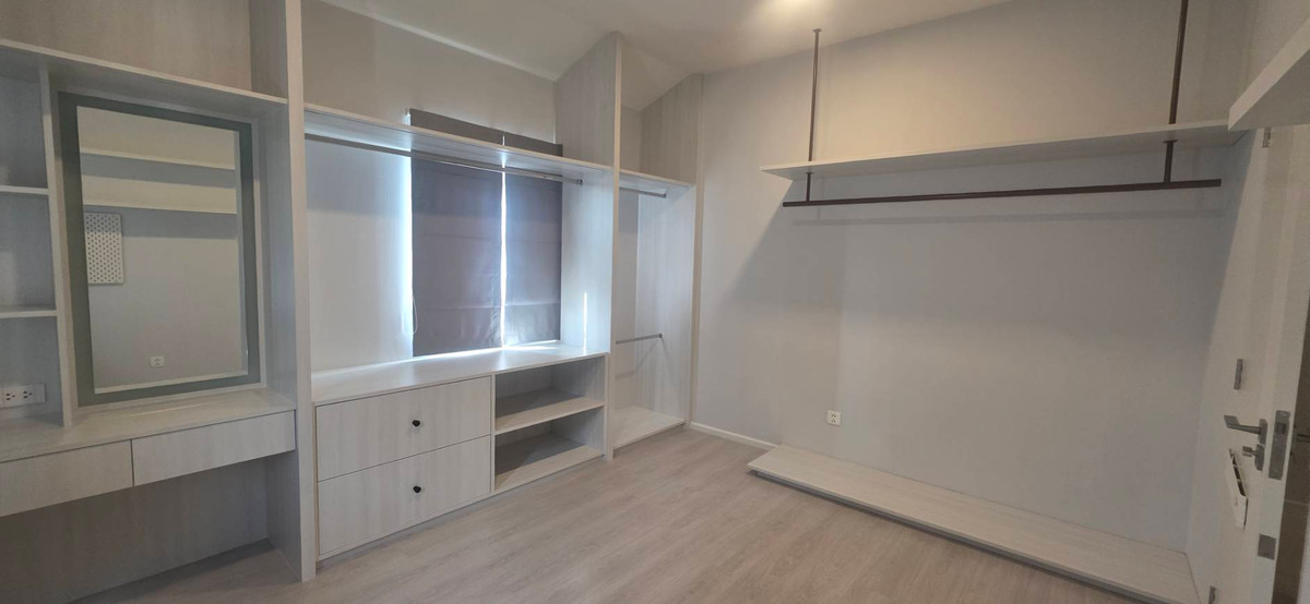 ขายบ้านลาดกระบัง สุวรรณภูมิ : ขายถูกมาก บ้านหลังมุม มัณฑนา2 มอเตอร์เวย์ - กรุงเทพกรีฑาตัดใหม่ ลาดกระบัง สุวรรณภูมิ ต้นโครงการ หน้าบ้านไม่ชนกับใคร 