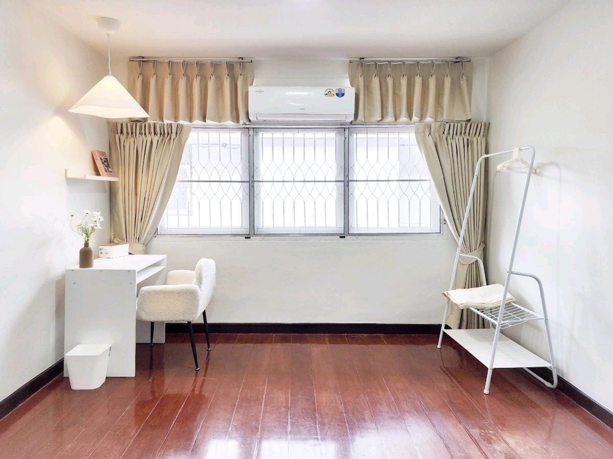 For RentHouseRatchadapisek, Huaikwang, Suttisan : Renovated 2-Storey House for Rent in Huai Khwang, 5 Bedrooms, 400 sq.m usable area on 70 sq.w land, suitable for residential or Airbnb business, close to night market and local amenities