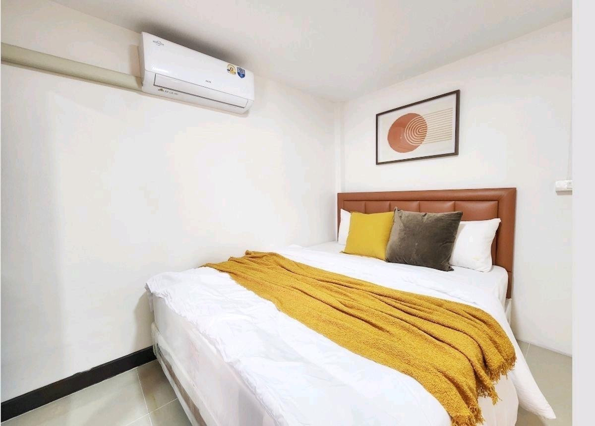 For RentHouseRatchadapisek, Huaikwang, Suttisan : Renovated 2-Storey House for Rent in Huai Khwang, 5 Bedrooms, 400 sq.m usable area on 70 sq.w land, suitable for residential or Airbnb business, close to night market and local amenities