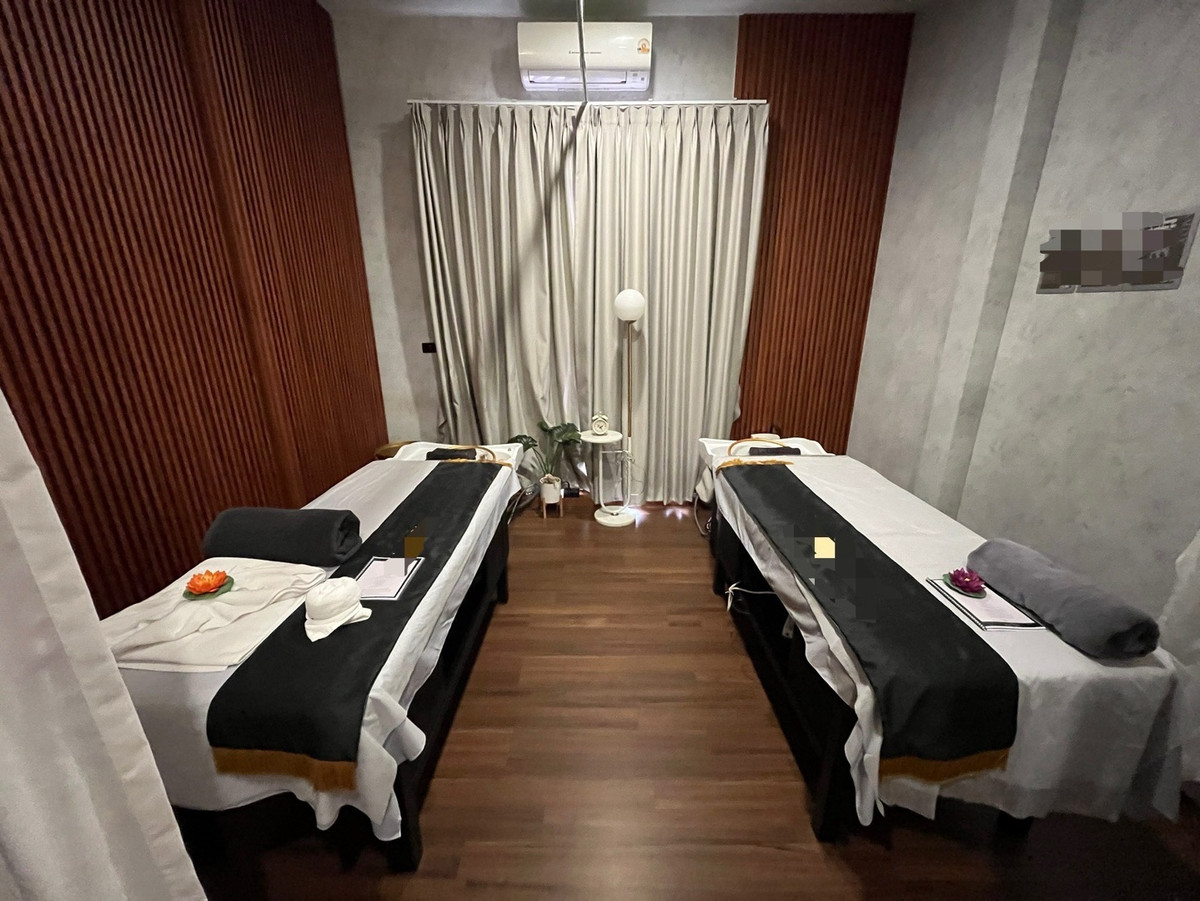 For LeaseholdRetail SpaceSukhumvit, Asoke, Thonglor : Business for sale: Premium Spa, the most luxurious, Ekkamai, Sukhumvit 63, parking for 3-4 cars, massage room, massage beds, Vietnamese hair shampoo, spa, aromatherapy, body scrub, great value, decorated almost 5 million baht.