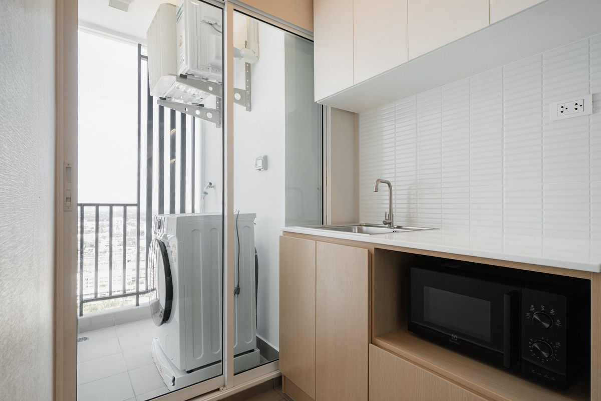 For RentCondoBangna, Bearing, Lasalle : For rent: Regent Home Bangna, corner room.