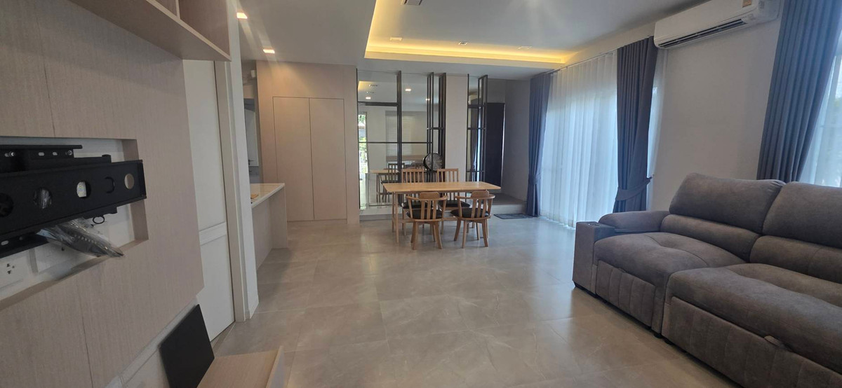 ขายบ้านลาดกระบัง สุวรรณภูมิ : ขายถูกมาก บ้านหลังมุม มัณฑนา2 มอเตอร์เวย์ - กรุงเทพกรีฑาตัดใหม่ ลาดกระบัง สุวรรณภูมิ ต้นโครงการ หน้าบ้านไม่ชนกับใคร 