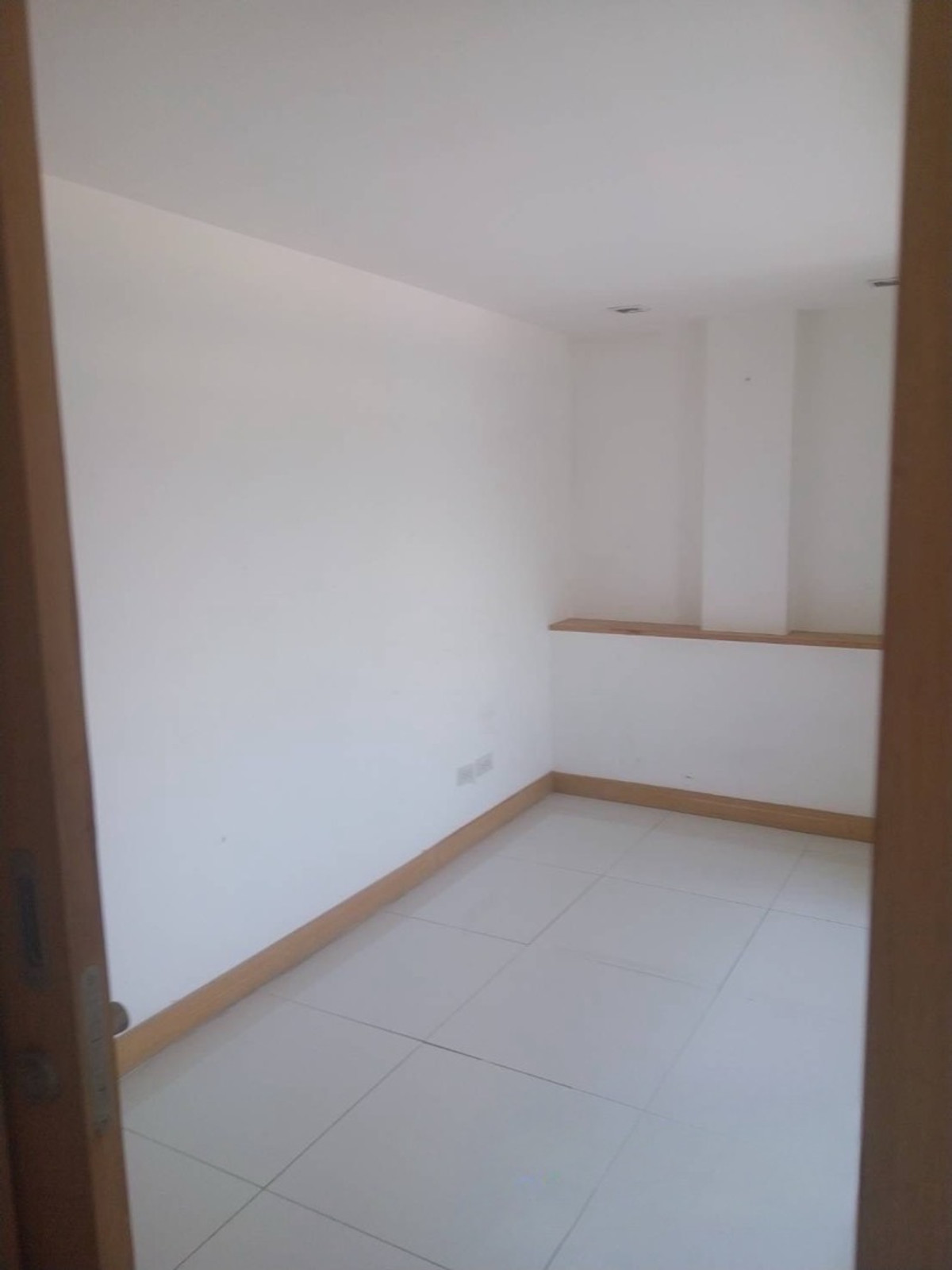 For RentRetail SpaceSukhumvit, Asoke, Thonglor : For rent, area 165 square meters, 2nd floor, Soi Sukhumvit 39, Phrom Phong, Bangkok. There is car parking.