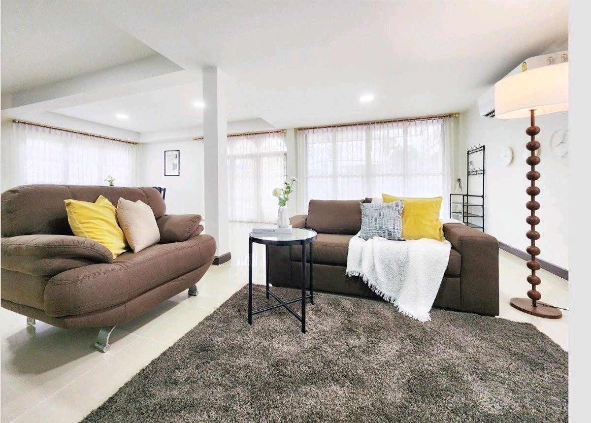 For RentHouseRatchadapisek, Huaikwang, Suttisan : Renovated 2-Storey House for Rent in Huai Khwang, 5 Bedrooms, 400 sq.m usable area on 70 sq.w land, suitable for residential or Airbnb business, close to night market and local amenities