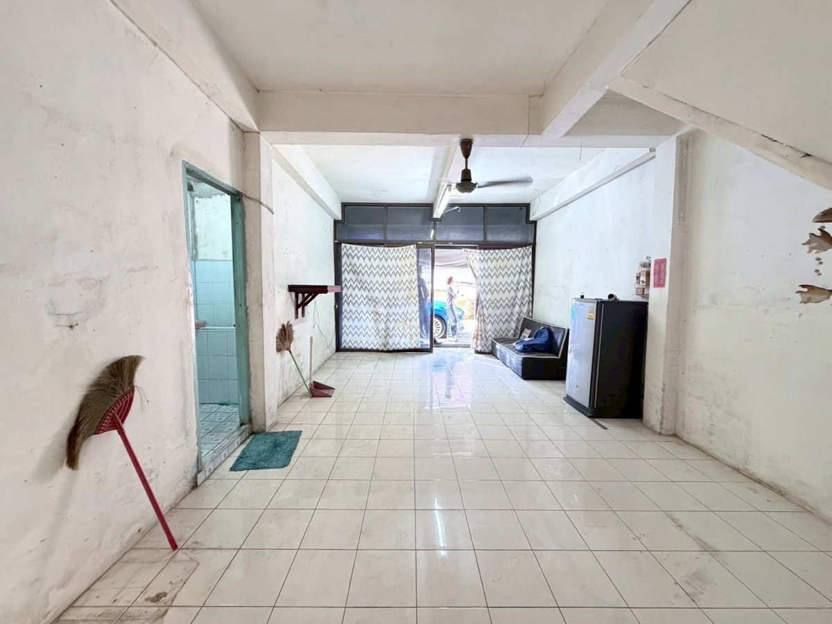 For SaleShop HouseRathburana, Suksawat : 🏢 2-Storey Commercial Building for Sale – Opposite Pracha Uthit 90 Market (Soi NP)