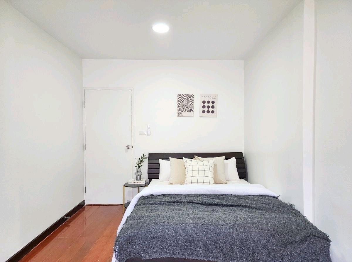 For RentHouseRatchadapisek, Huaikwang, Suttisan : Renovated 2-Storey House for Rent in Huai Khwang, 5 Bedrooms, 400 sq.m usable area on 70 sq.w land, suitable for residential or Airbnb business, close to night market and local amenities