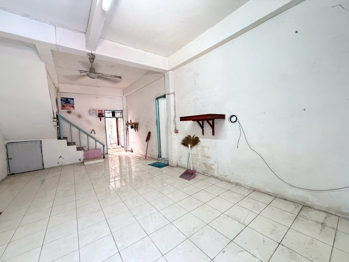 For SaleShop HouseRathburana, Suksawat : 🏢 2-Storey Commercial Building for Sale – Opposite Pracha Uthit 90 Market (Soi NP)