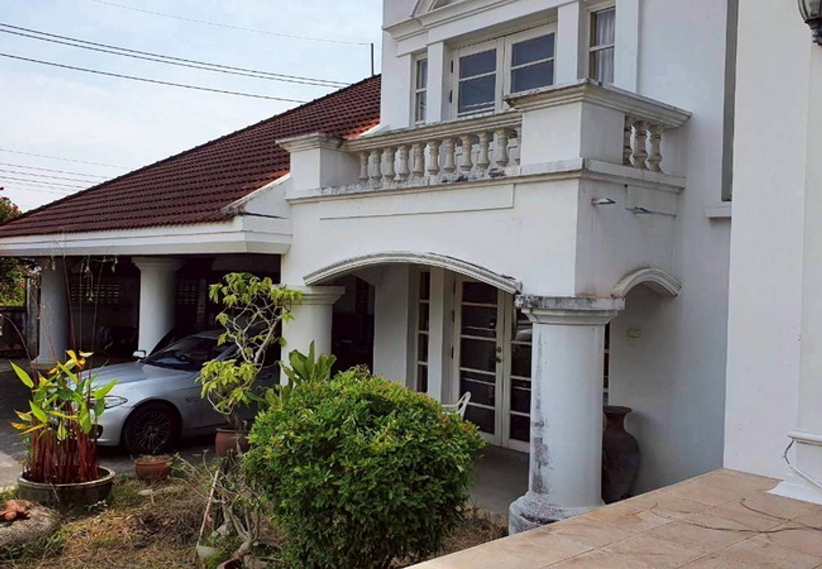 ขายบ้านปิ่นเกล้า จรัญสนิทวงศ์ : ขายบ้านเดี่ยว หมู่บ้านกฤษดานคร 26 ซิตี้กอล์ฟฮิลล์ เนื้อที่ 1-1-73 ไร่ 2 ชั้น 4 นอน 5 น้ำ ราคาต่อรองได้