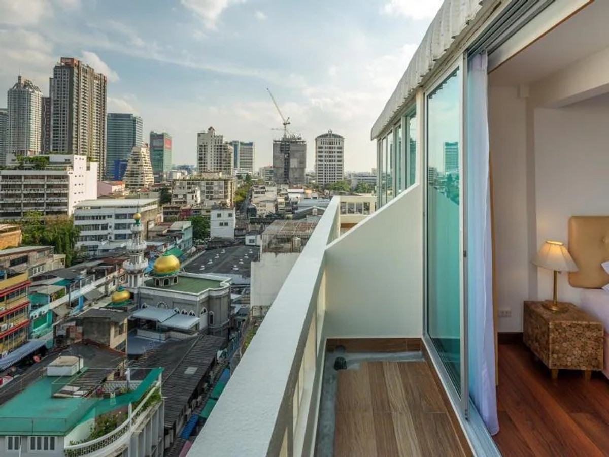 For SaleHotel&Apartment BusinessSilom, Saladaeng, Bangrak : Hotel for sale in Silom area Located in the heart of Silom area, near BTS Surasak station and BTS Chong Nonsi station.