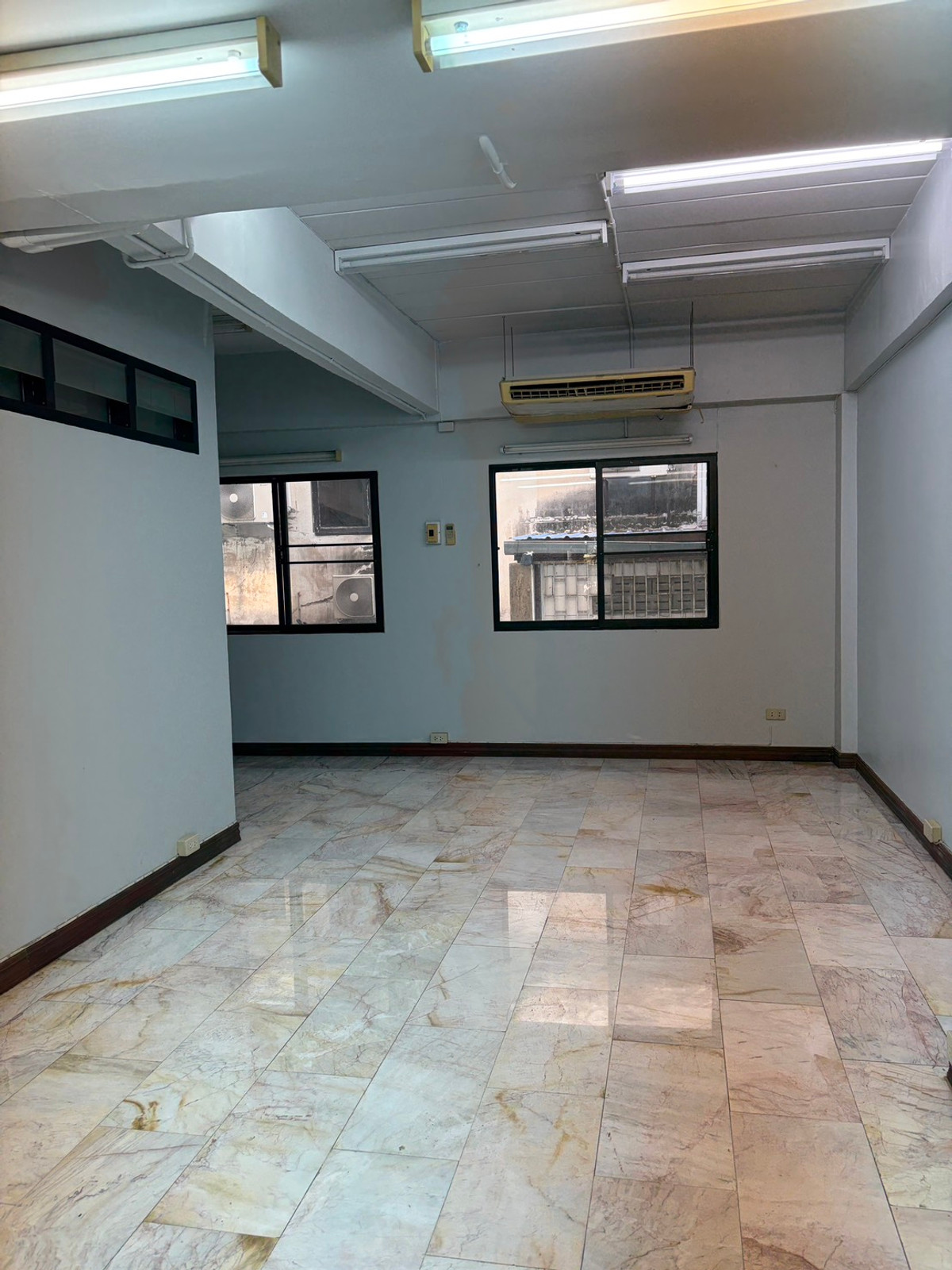 For RentTownhomeSukhumvit, Asoke, Thonglor : For rent, 4-story townhome, Thonglor Soi 7, usable area approximately 400 sq m. • Land 36 square wah • 6 bedrooms / office room • 4 bathrooms