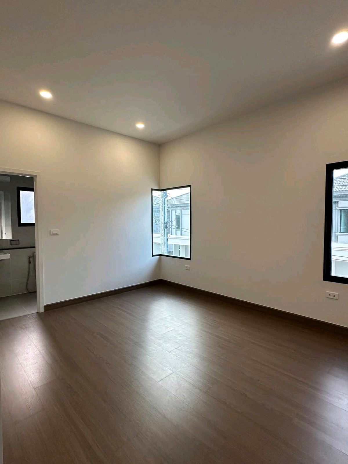 For SaleHouseBangna, Bearing, Lasalle : Single house for sale, corner plot, Soi Sriwaree, Long Yai, good price.