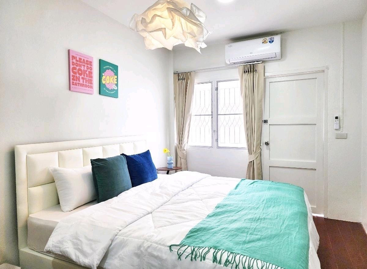 For RentHouseRatchadapisek, Huaikwang, Suttisan : Renovated 2-Storey House for Rent in Huai Khwang, 5 Bedrooms, 400 sq.m usable area on 70 sq.w land, suitable for residential or Airbnb business, close to night market and local amenities
