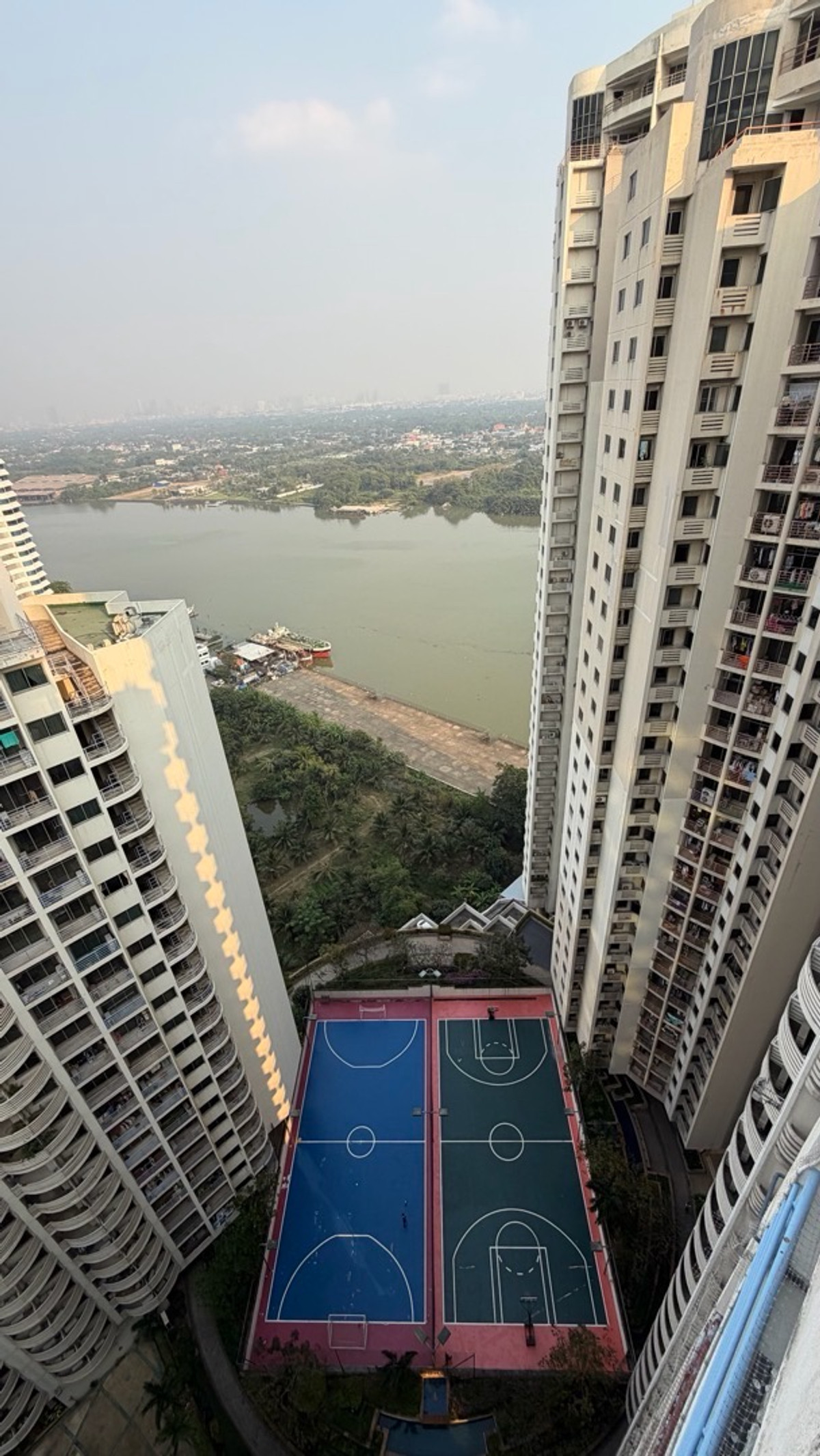 ขายคอนโดพระราม 3 สาธุประดิษฐ์ : SV City พระราม 3 อาคาร 7 ชั้น 26–27 ห้องสูง โปร่ง โล่ง ลมดี หันทิศตะวันออก รับแดดเช้าอ่อน ๆ ไม่ร้อนบ่าย พื้นที่ใช้สอย 179.64 ตร.ม.