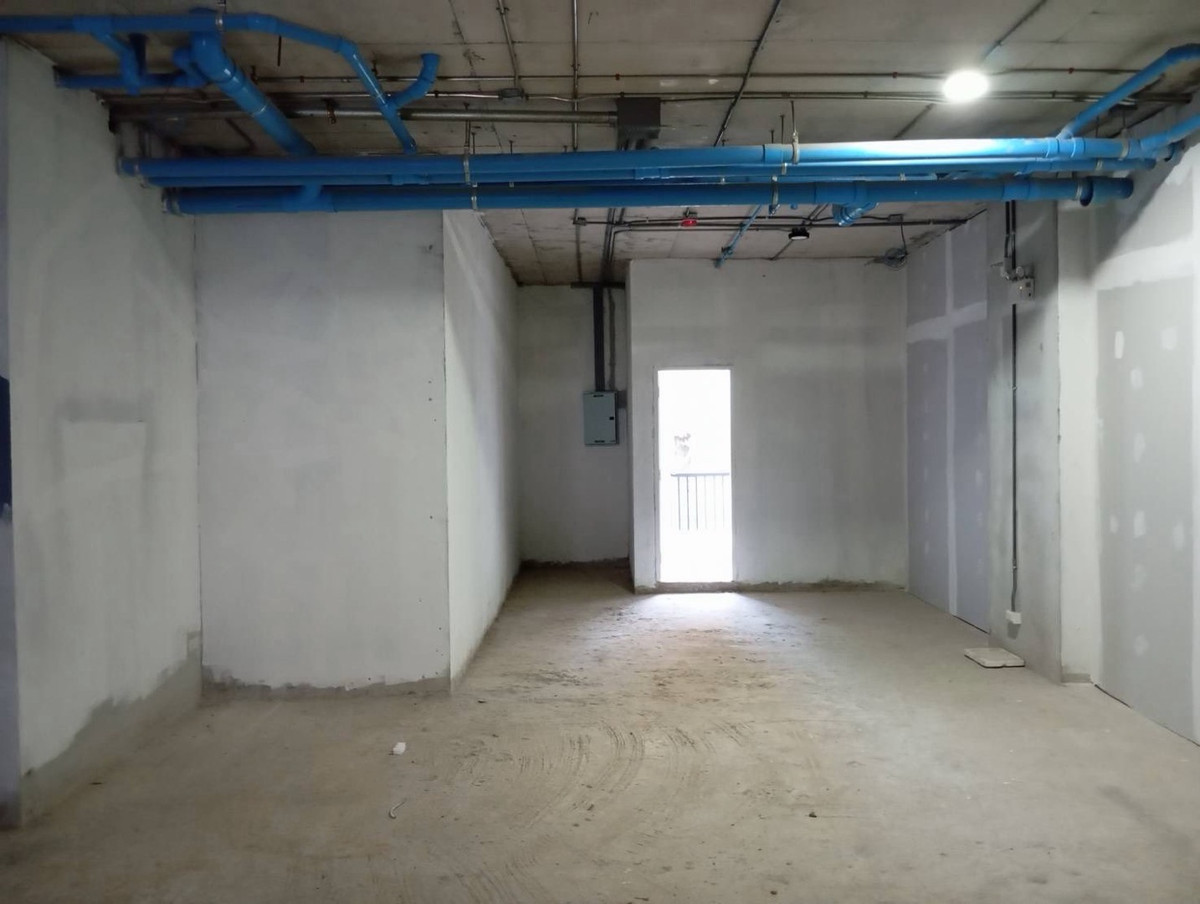 For RentRetail SpaceSukhumvit, Asoke, Thonglor : Retail Space for Rent on Sukhumvit 15, 80 sq.m, prime central location near BTS Asok, suitable for retail or service business