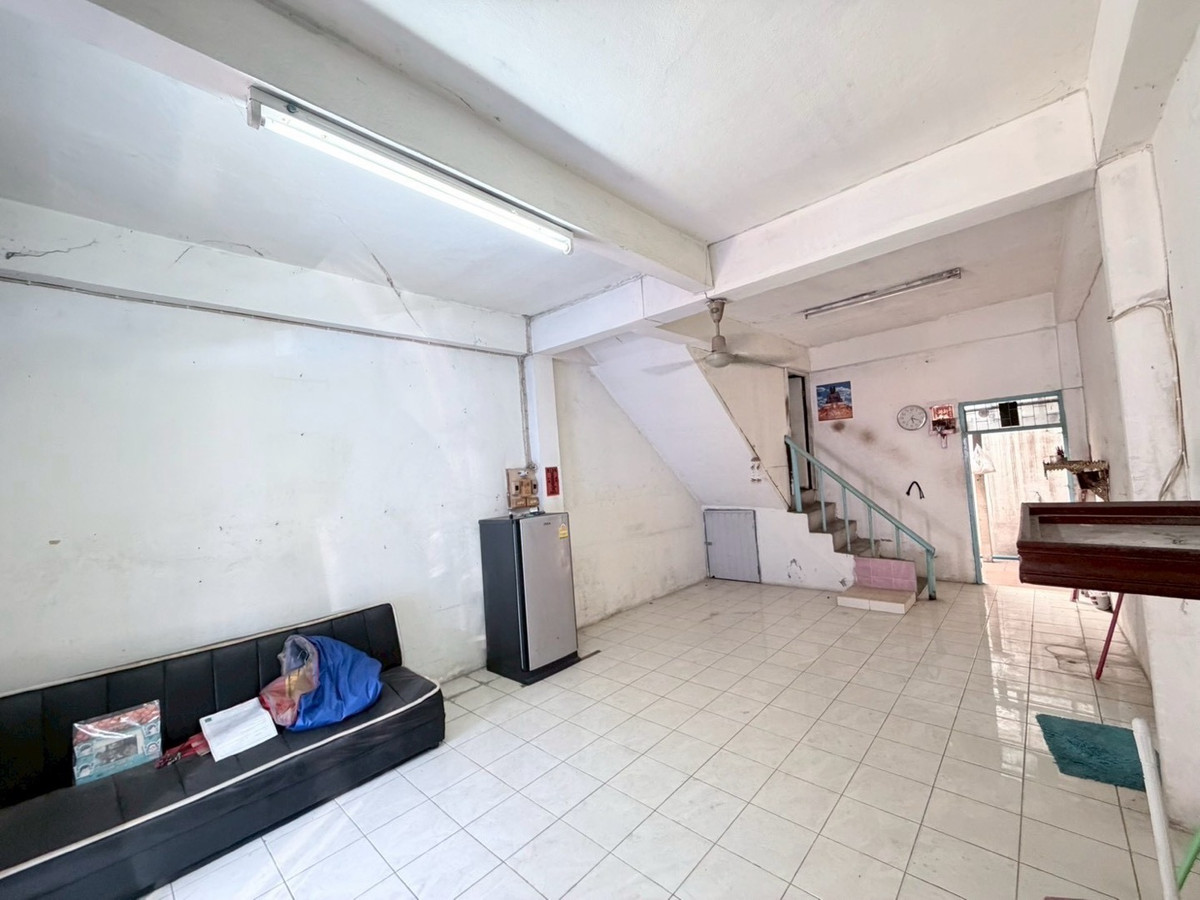 For SaleShop HouseRathburana, Suksawat : 🏢 2-Storey Commercial Building for Sale – Opposite Pracha Uthit 90 Market (Soi NP)