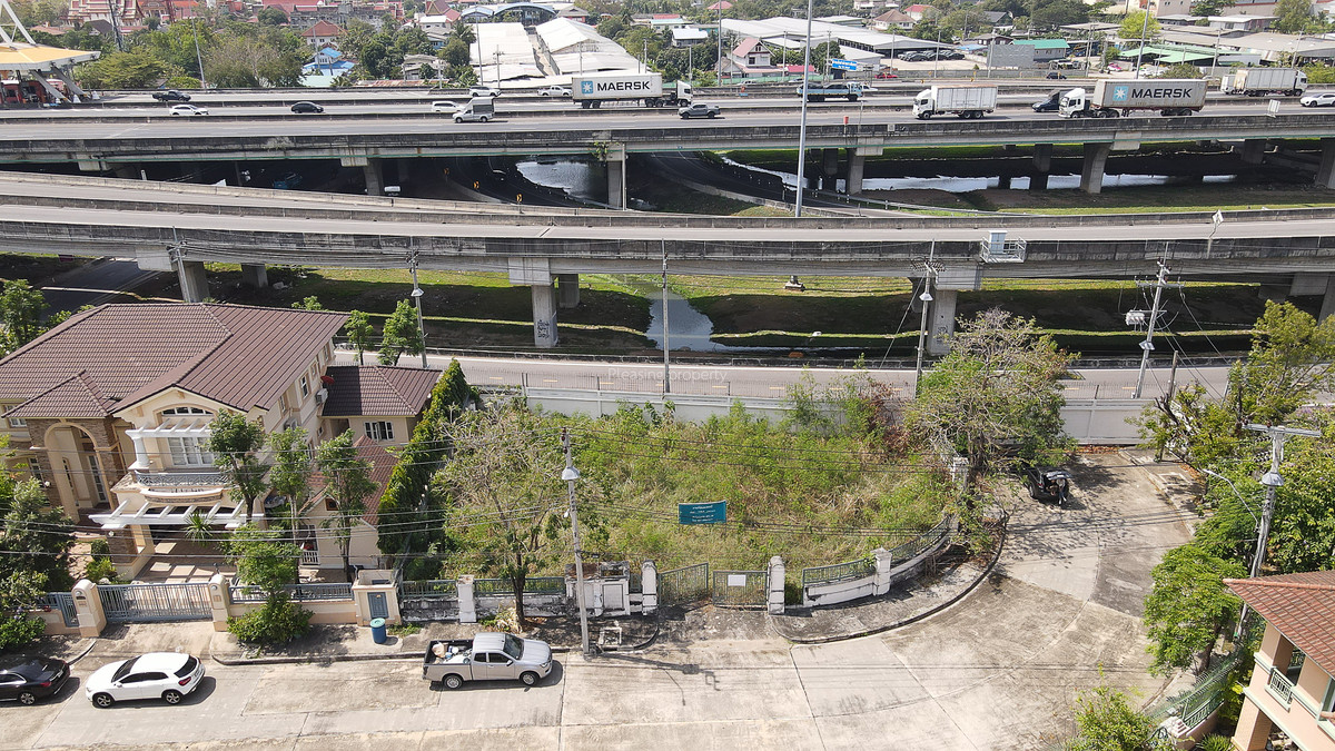 For SaleLandPattanakan, Srinakarin : Empty land in Ban Nanthawan Srinakarin Village.