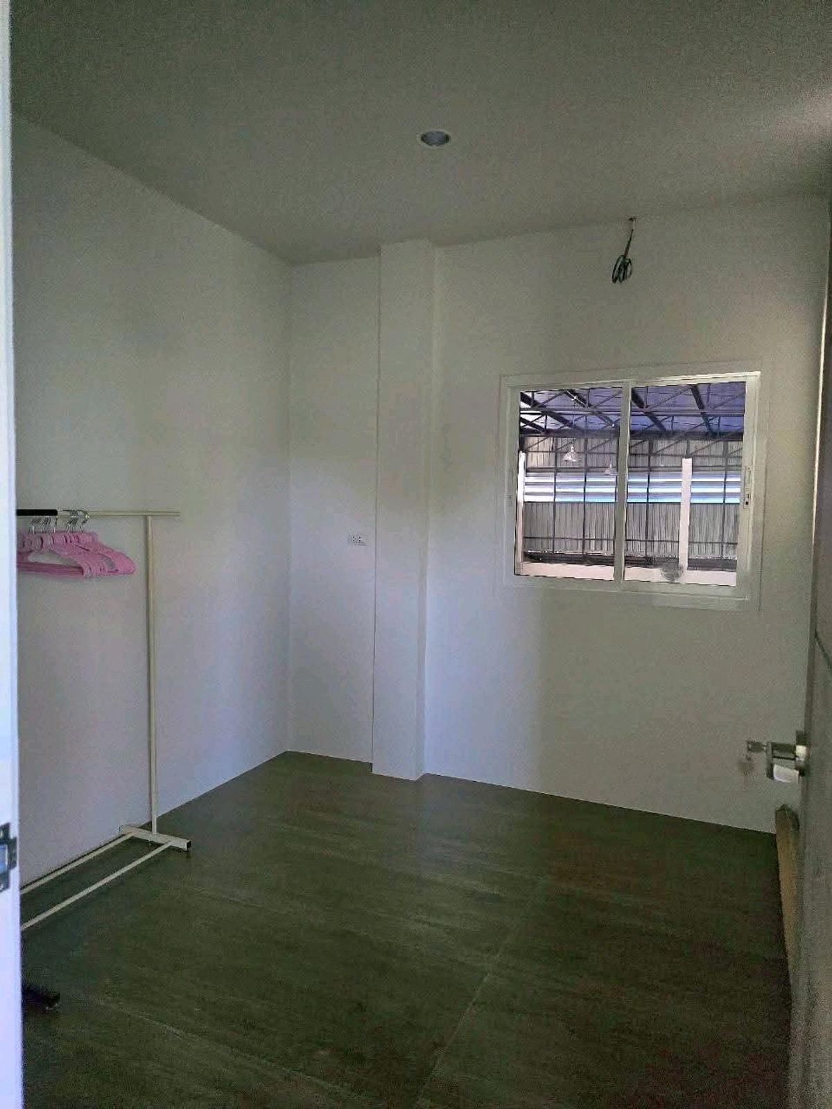For RentWarehousePhutthamonthon, Salaya : 🏭Warehouse for rent with 2-story office + residence | Line 2 Bangkok | 405 sq m | 3-phase power | Electric door