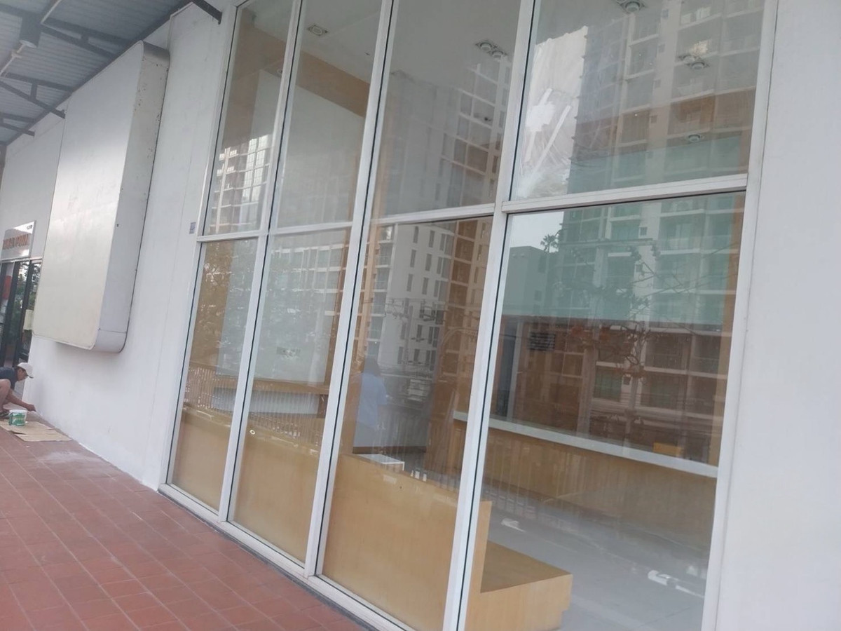 For RentRetail SpaceSukhumvit, Asoke, Thonglor : For rent, area 165 square meters, 2nd floor, Soi Sukhumvit 39, Phrom Phong, Bangkok. There is car parking.