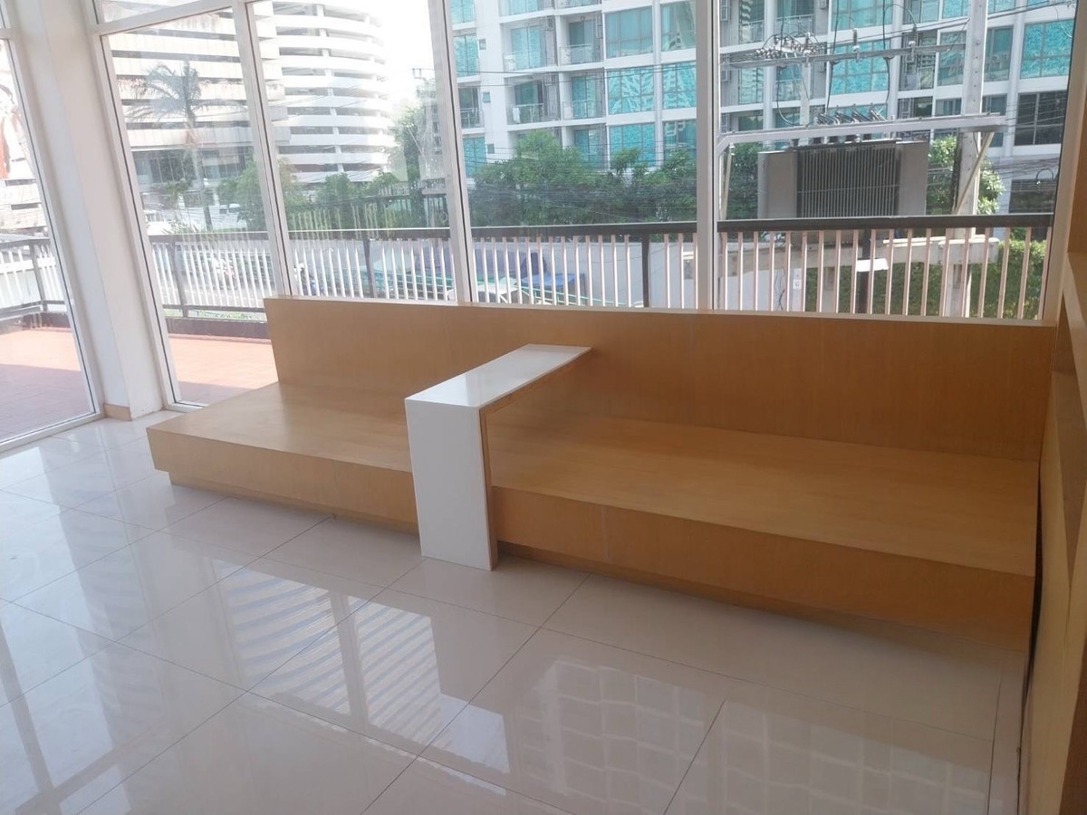 For RentRetail SpaceSukhumvit, Asoke, Thonglor : For rent, area 165 square meters, 2nd floor, Soi Sukhumvit 39, Phrom Phong, Bangkok. There is car parking.