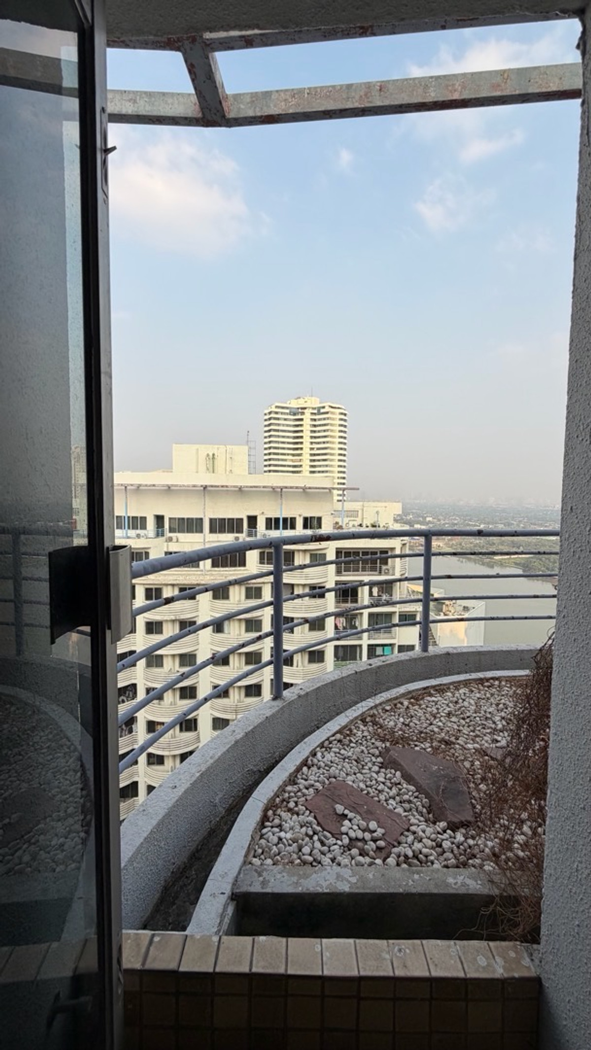 ขายคอนโดพระราม 3 สาธุประดิษฐ์ : SV City พระราม 3 อาคาร 7 ชั้น 26–27 ห้องสูง โปร่ง โล่ง ลมดี หันทิศตะวันออก รับแดดเช้าอ่อน ๆ ไม่ร้อนบ่าย พื้นที่ใช้สอย 179.64 ตร.ม.