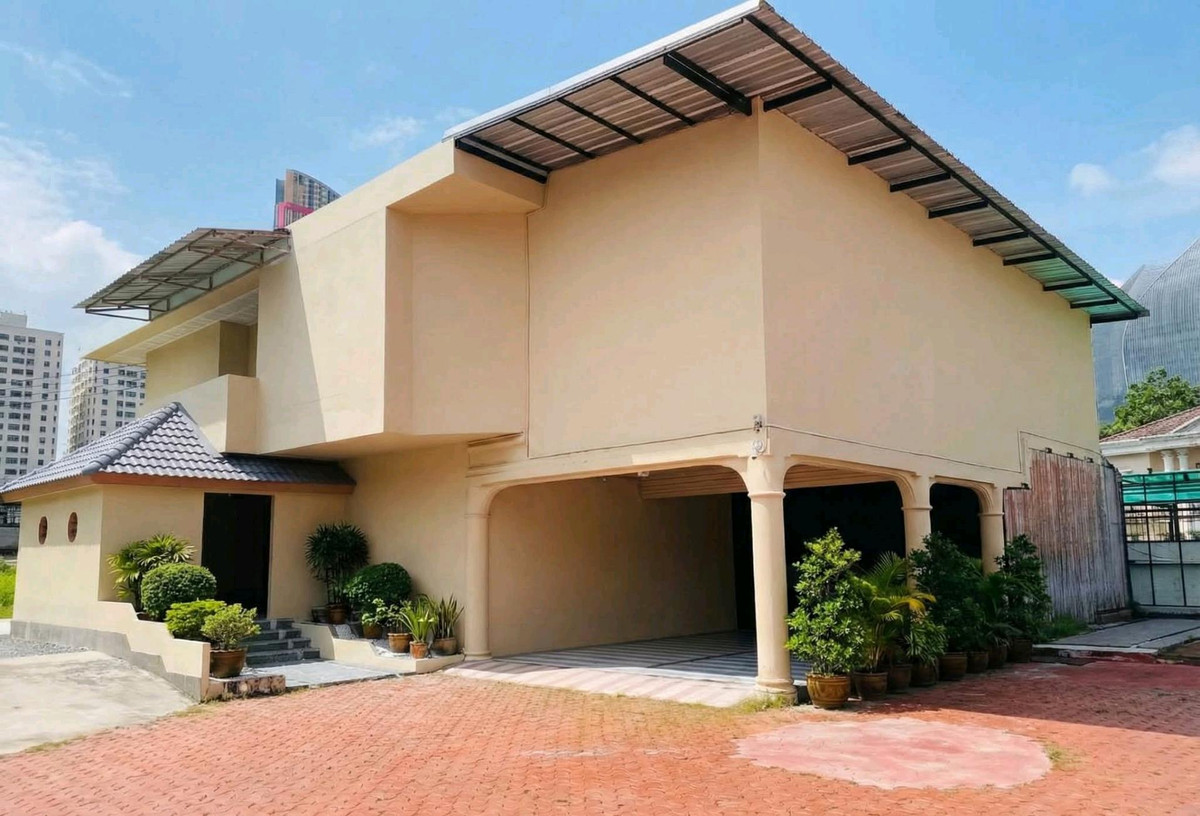 For RentRetail SpaceRatchathewi,Phayathai : 📍Commercial space for rent, Inthamara 3 (Phaya Thai), near BTS Saphan Khwai, 120,000 baht/month.