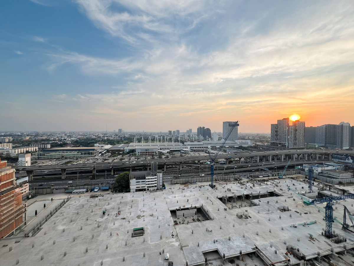 For RentCondoOnnut, Udomsuk : Condo for rent The Sky Sukhumvit Duplex room, beautiful, right on the cover, near Udomsuk BTS.