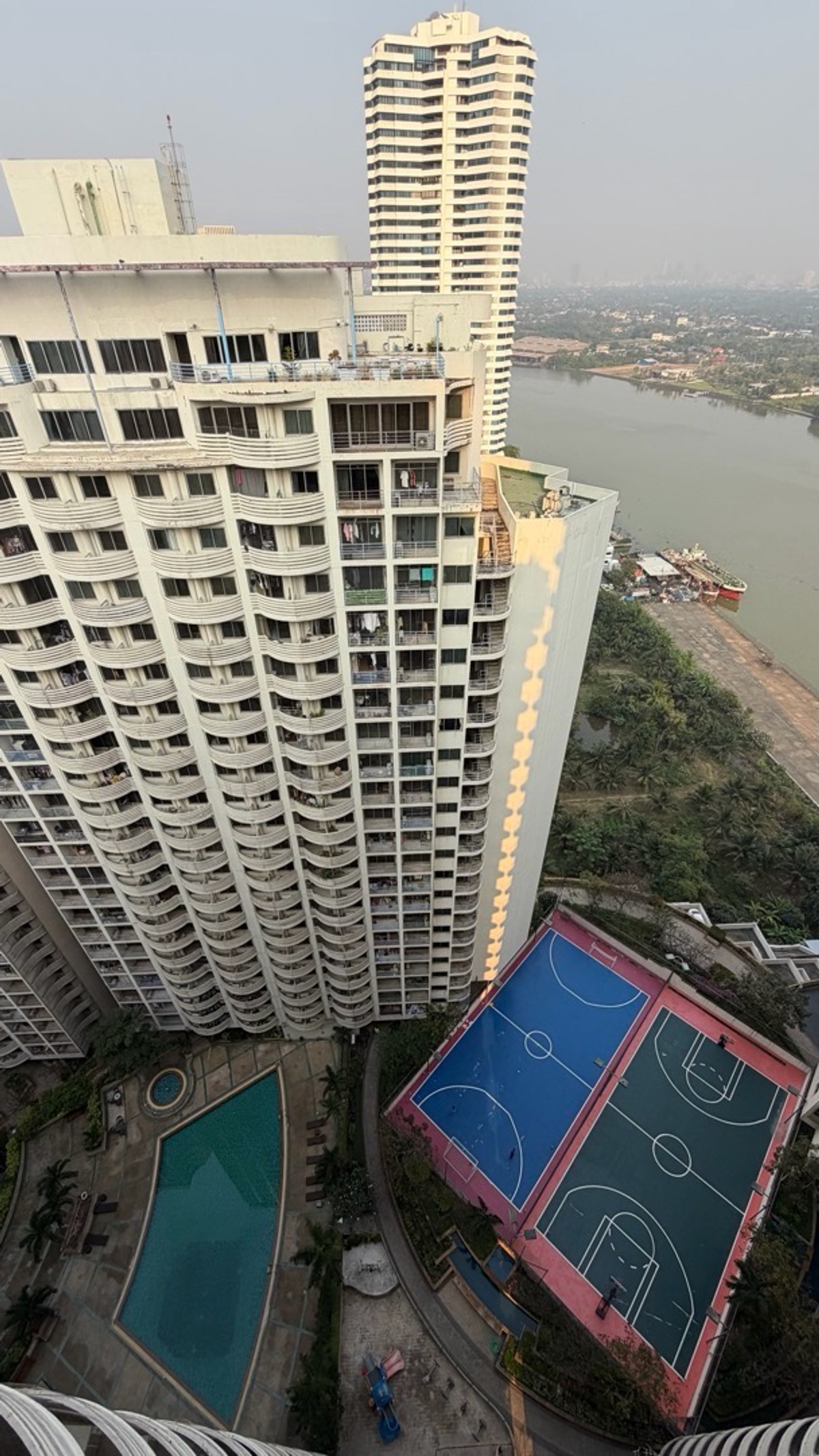 ขายคอนโดพระราม 3 สาธุประดิษฐ์ : SV City พระราม 3 อาคาร 7 ชั้น 26–27 ห้องสูง โปร่ง โล่ง ลมดี หันทิศตะวันออก รับแดดเช้าอ่อน ๆ ไม่ร้อนบ่าย พื้นที่ใช้สอย 179.64 ตร.ม.