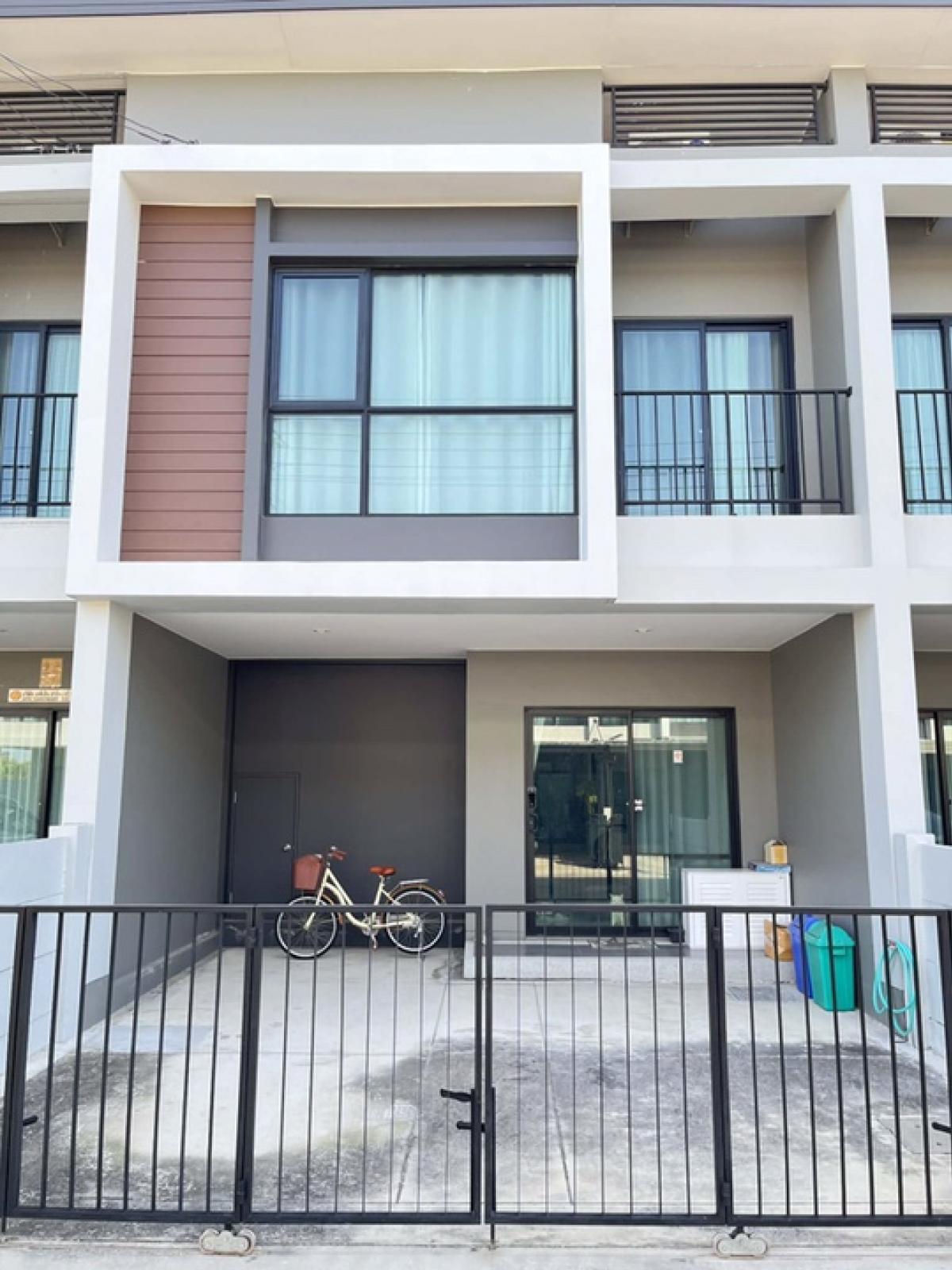 ขายทาวน์โฮมลาดกระบัง สุวรรณภูมิ : ขายด่วน! ทาวน์โฮม 2 ชั้น ลุมพินีทาวน์วิวล์ ลาดกระบัง-สุวรรณภูมิ พื้นที่ 18.6 ตรว. หน้ากว้าง 5.5 เมตร บ้านใหม่อายุ 3 ปี พร้อมอยู่ ใกล้ Airport Link สนามบินสุวรรณภูมิ