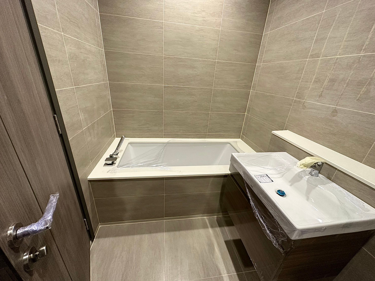 ขายคอนโดสาทร นราธิวาส :  High floor!!!!  Fully furnished 2 Bed 3 Baht  Tell 0962299444