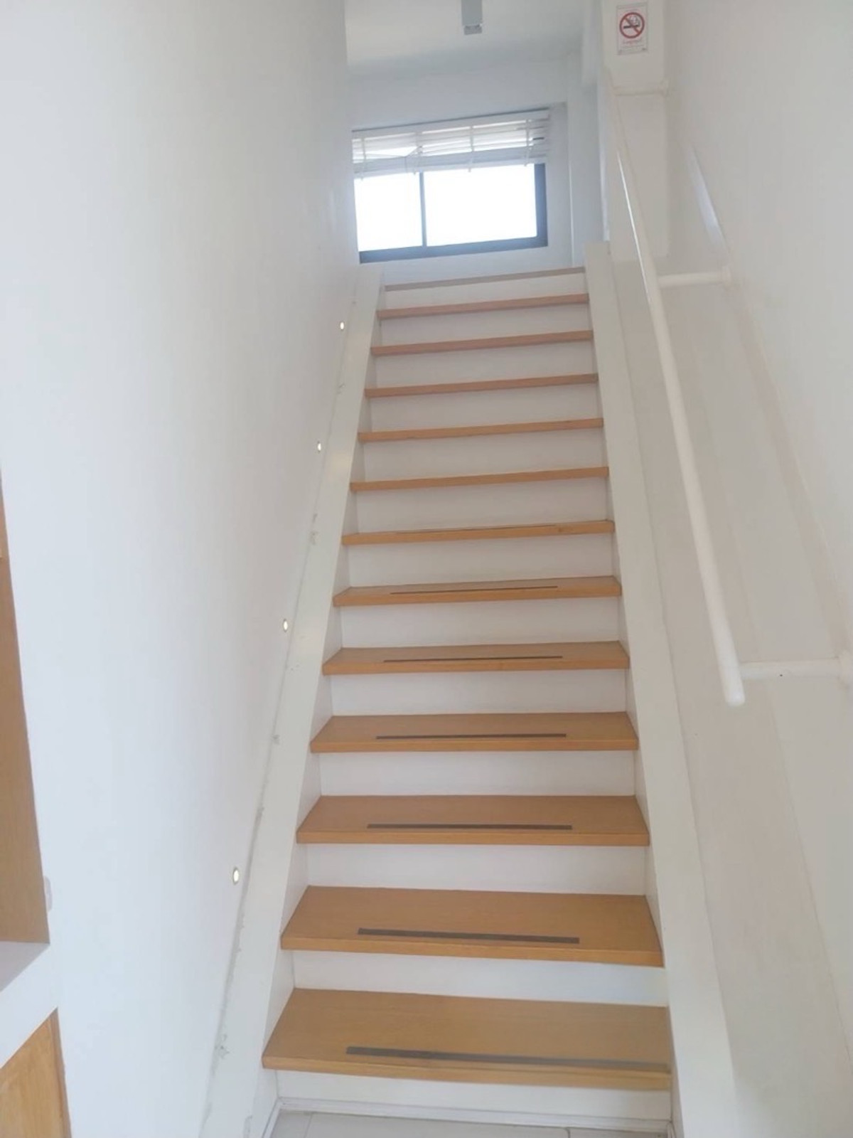 For RentRetail SpaceSukhumvit, Asoke, Thonglor : For rent, area 165 square meters, 2nd floor, Soi Sukhumvit 39, Phrom Phong, Bangkok. There is car parking.