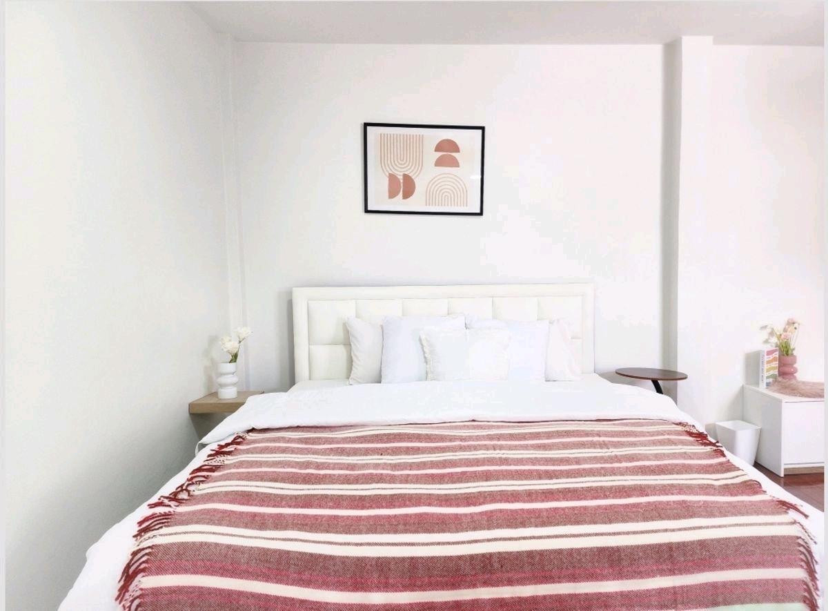 For RentHouseRatchadapisek, Huaikwang, Suttisan : Renovated 2-Storey House for Rent in Huai Khwang, 5 Bedrooms, 400 sq.m usable area on 70 sq.w land, suitable for residential or Airbnb business, close to night market and local amenities