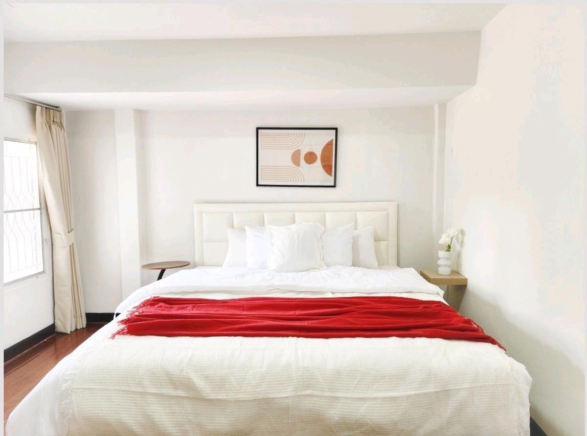 For RentHouseRatchadapisek, Huaikwang, Suttisan : Renovated 2-Storey House for Rent in Huai Khwang, 5 Bedrooms, 400 sq.m usable area on 70 sq.w land, suitable for residential or Airbnb business, close to night market and local amenities