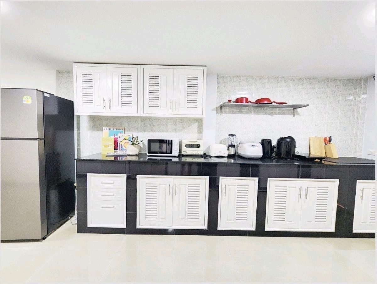 For RentHouseRatchadapisek, Huaikwang, Suttisan : Renovated 2-Storey House for Rent in Huai Khwang, 5 Bedrooms, 400 sq.m usable area on 70 sq.w land, suitable for residential or Airbnb business, close to night market and local amenities