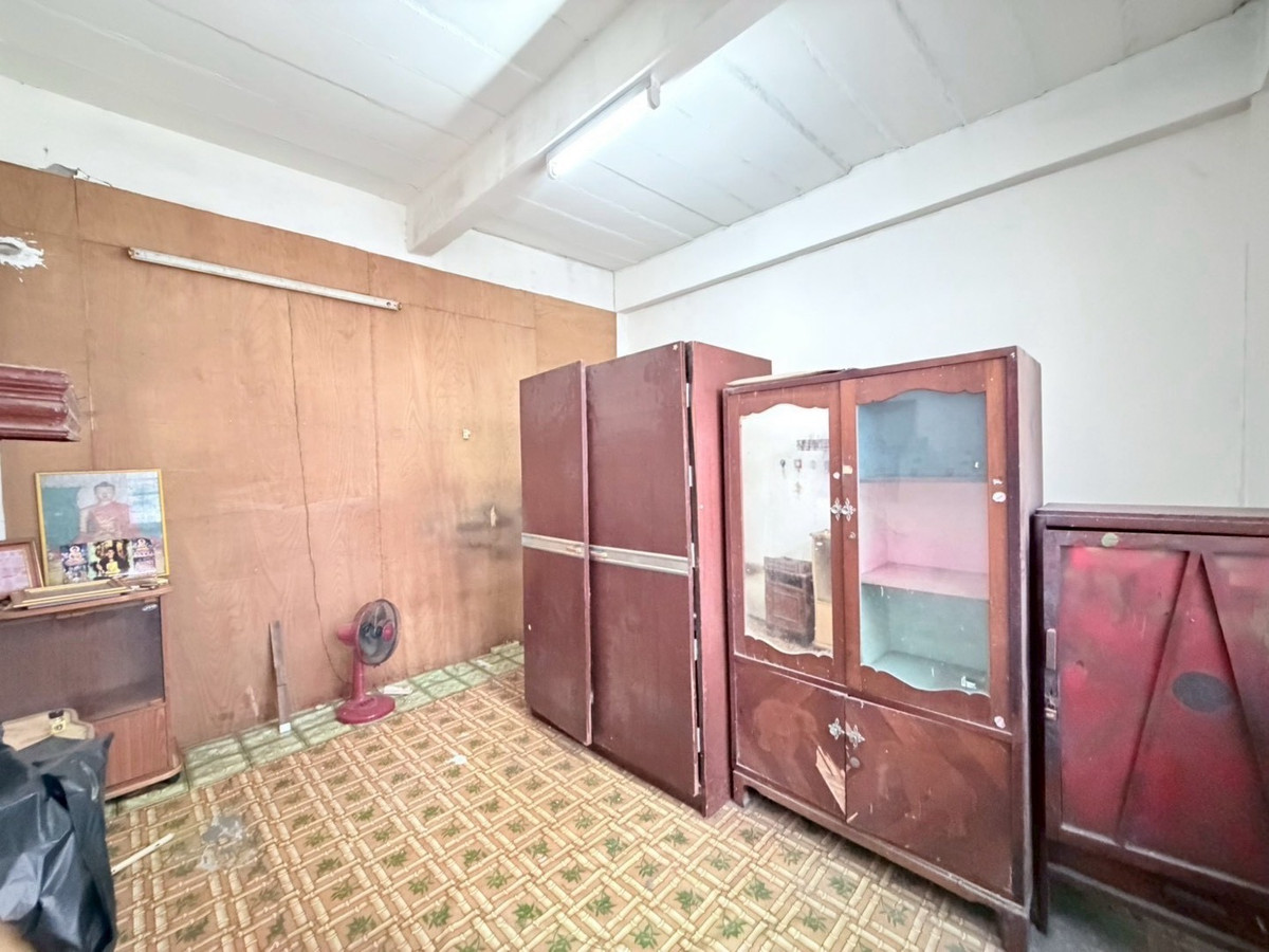 For SaleShop HouseRathburana, Suksawat : 🏢 2-Storey Commercial Building for Sale – Opposite Pracha Uthit 90 Market (Soi NP)