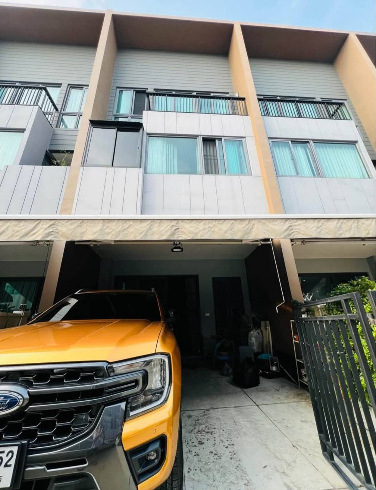 For RentTownhomeRathburana, Suksawat : For rent, 3-story townhome, Baan Klang Muang Village. Sathorn-Suksawat, beautiful house with furniture ready to move in, price 27,000 baht.