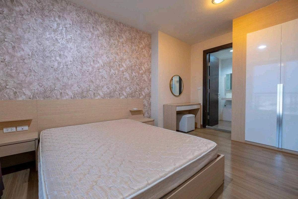 For RentCondoRatchadapisek, Huaikwang, Suttisan : ✨ Condo next to MRT 0 meters, very convenient to travel, high view, open, not blocked, east direction, good wind, morning sun 🌤️